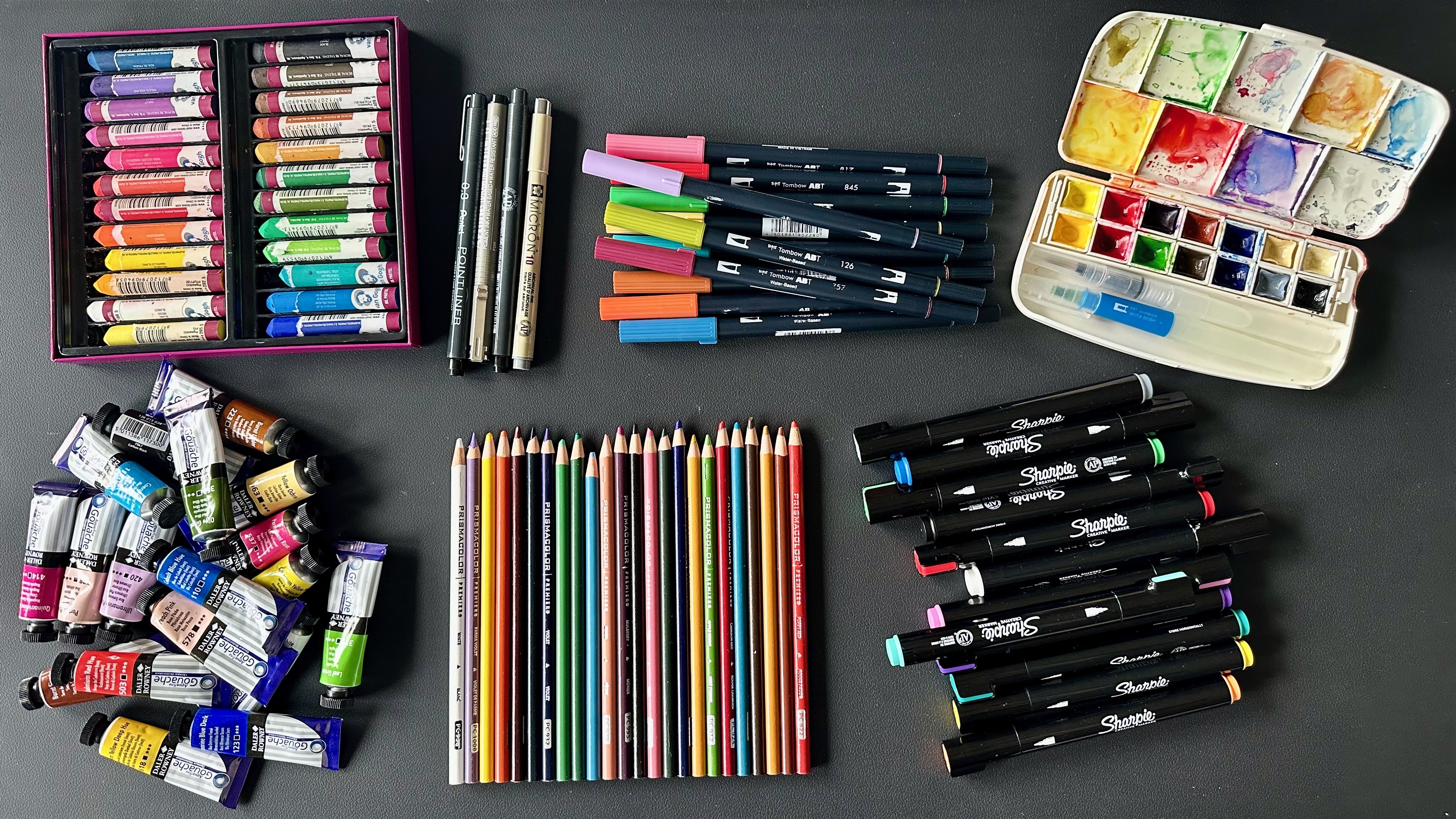 Välkommen till bloggen Skissboken utan regler – en plats där jag vill samla tankar om kreativitet för välmående samt bilder och inspiration kring kravlöst ritande och målande. Här berättar jag om varför jag startar bloggen och vad jag tänker fylla den med. Läs mer…